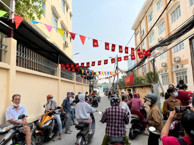 Phụ huynh Trường Tiểu học Nguyễn Văn Hưởng (phường Phú Thuận) có mặt để đón con về nhà hoặc đem cơm cho con ăn trưa ở trường, sáng 29/1/2026 (Ảnh: TL)