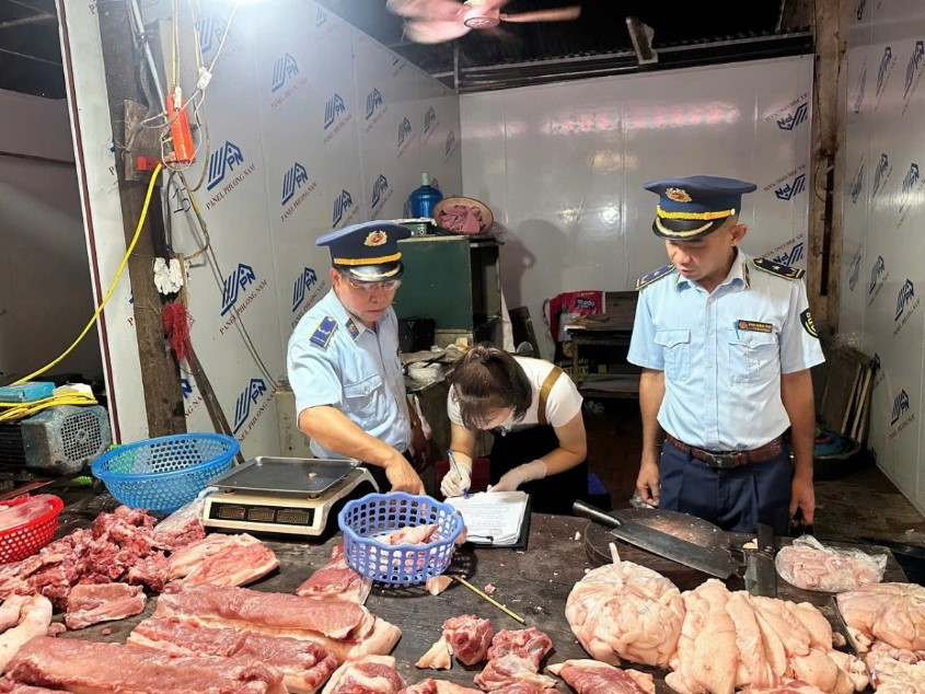 Thanh kiểm tra các cơ sở kinh doanh thịt lợn tại chợ dân sinh (Ảnh minh họa)
