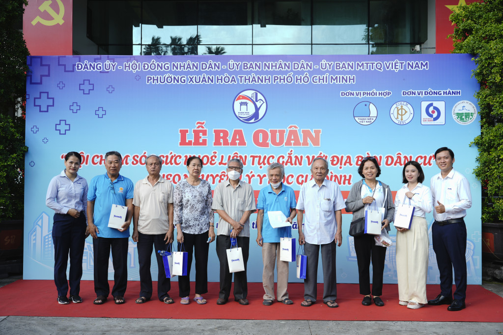 Hàng nghìn sản phẩm dinh dưỡng Vinamilk được trao tặng đến cộng đồng tại Lễ ra quân “Đội chăm sóc sức khỏe liên tục gắn với địa bàn dân cư” (Ảnh: VN).