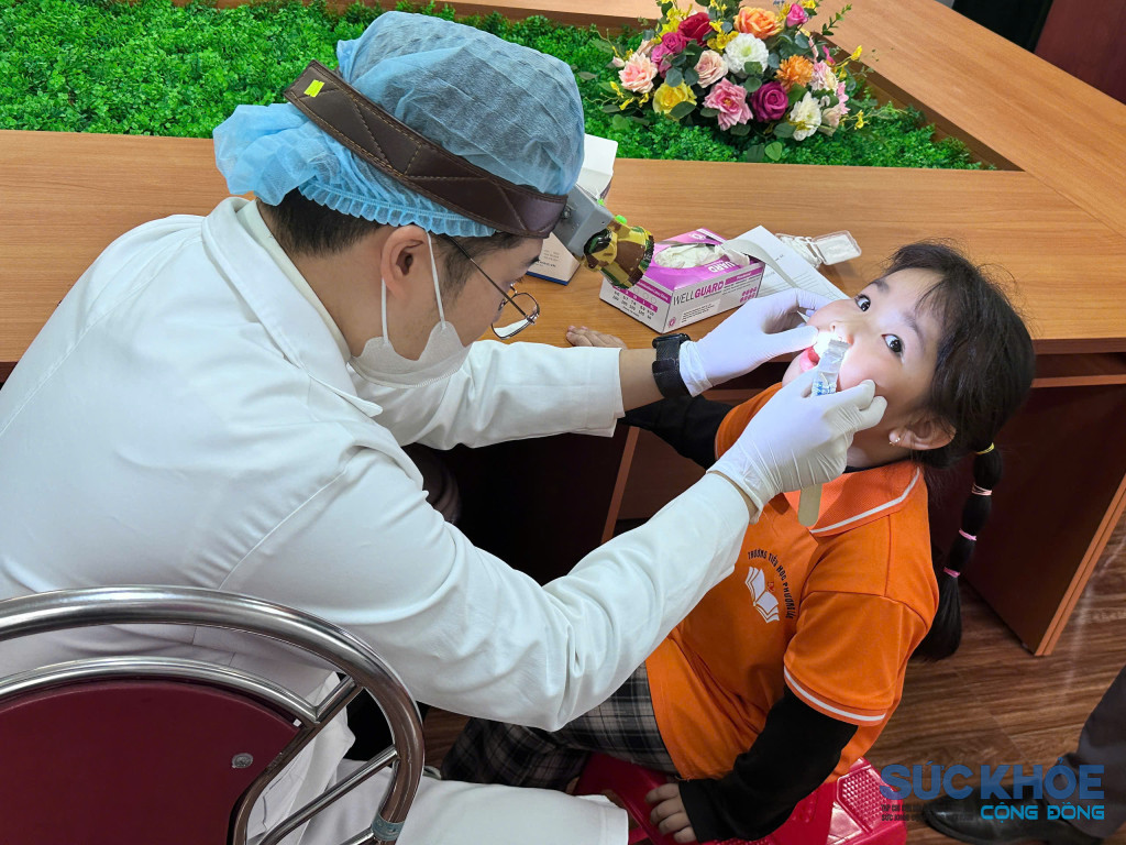 Khám răng cho các em học sinh (ảnh: TL)