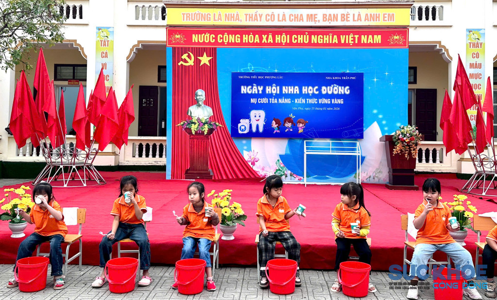 Học sinh học cách vệ sinh răng miệng (ảnh: TL)