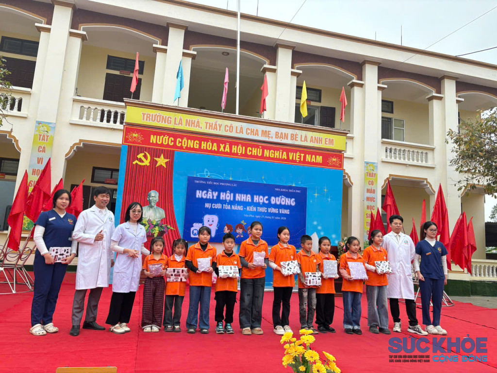 Trao thưởng cho các em học sinh (ảnh:TL)