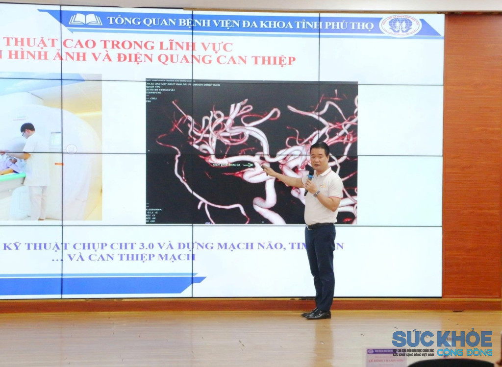 BSCKII Lê Đình Thanh Sơn – Giám đốc Bệnh viện giới thiệu hệ thống máy chụp CHT 3.0 hiện đại nhất của Bệnh viện (ảnh:TL)