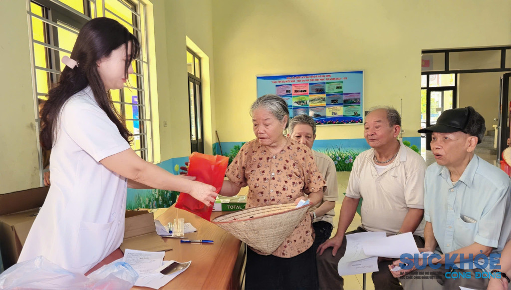 Cấp phát thuốc miễn phí cho nhân dân (ảnh: TL)