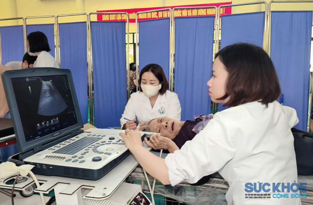 Siêu âm kiểm tra cho người dân( ảnh: TL)