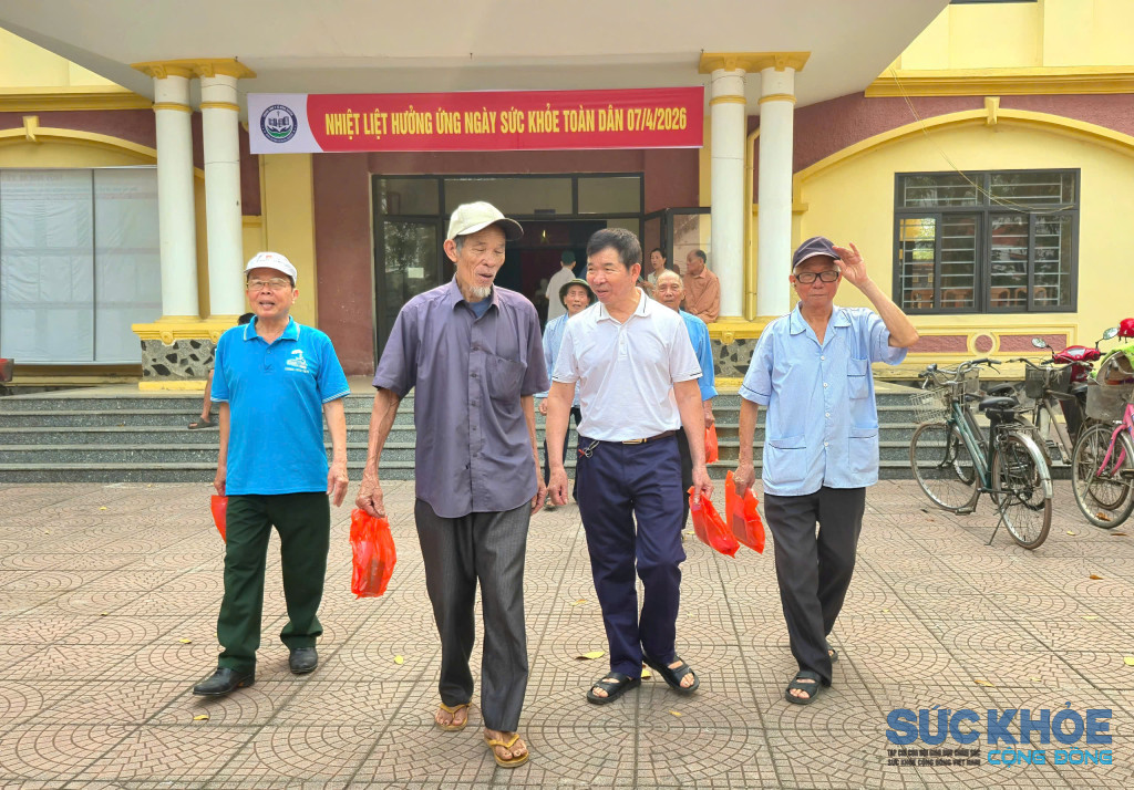 Người dân phấn khởi ra về sau khi tham gia chương trình khám miễn phí(ảnh:TL)