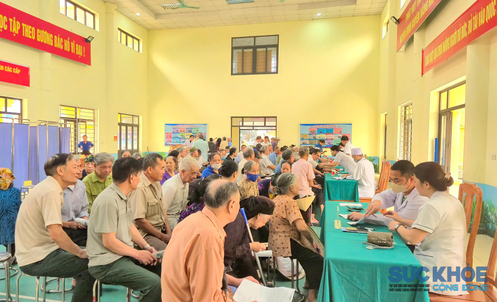 Người đân đến đăng ký khám bệnh miễn phí (ảnh:TL)