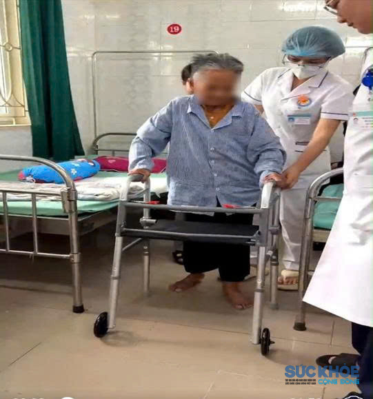 Cụ bà 100 tuổi bắt đầu tập đi với sự hỗ trợ của nhân viên y tế – một tín hiệu phục hồi rất tích cực đối với bệnh nhân ở độ tuổi đặc biệt (ảnh: TL)