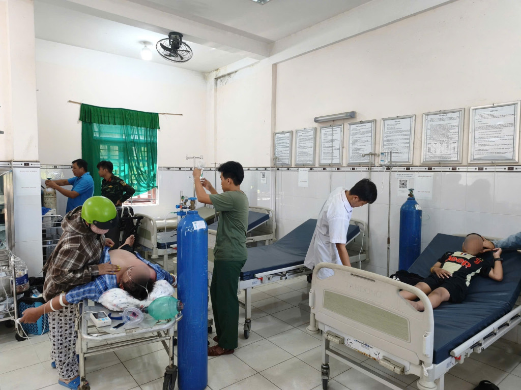 Các y, bác sĩ Sư đoàn 4 tiến hành các biện pháp cấp cứu khẩn cấp (Ảnh: Trọng Ngôn)