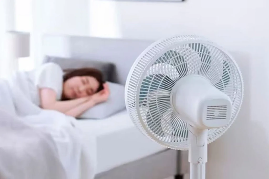 Quạt thổi trực tiếp vào người khi ngủ dễ gây khô mũi, họng (Ảnh: Sưu tầm)