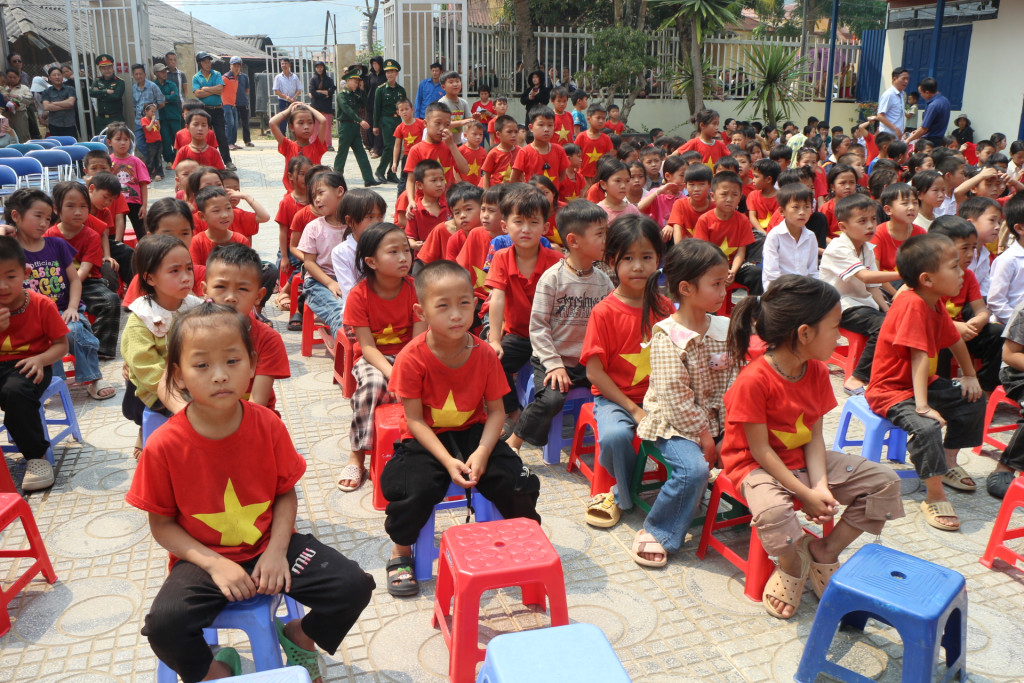 Trường PTDTNT TH&THCS Na Ư có 38 thầy cô giáo với tổng 457 học sinh, trong đó có 255 học sinh cấp tiểu học và 202 học sinh cấp THCS