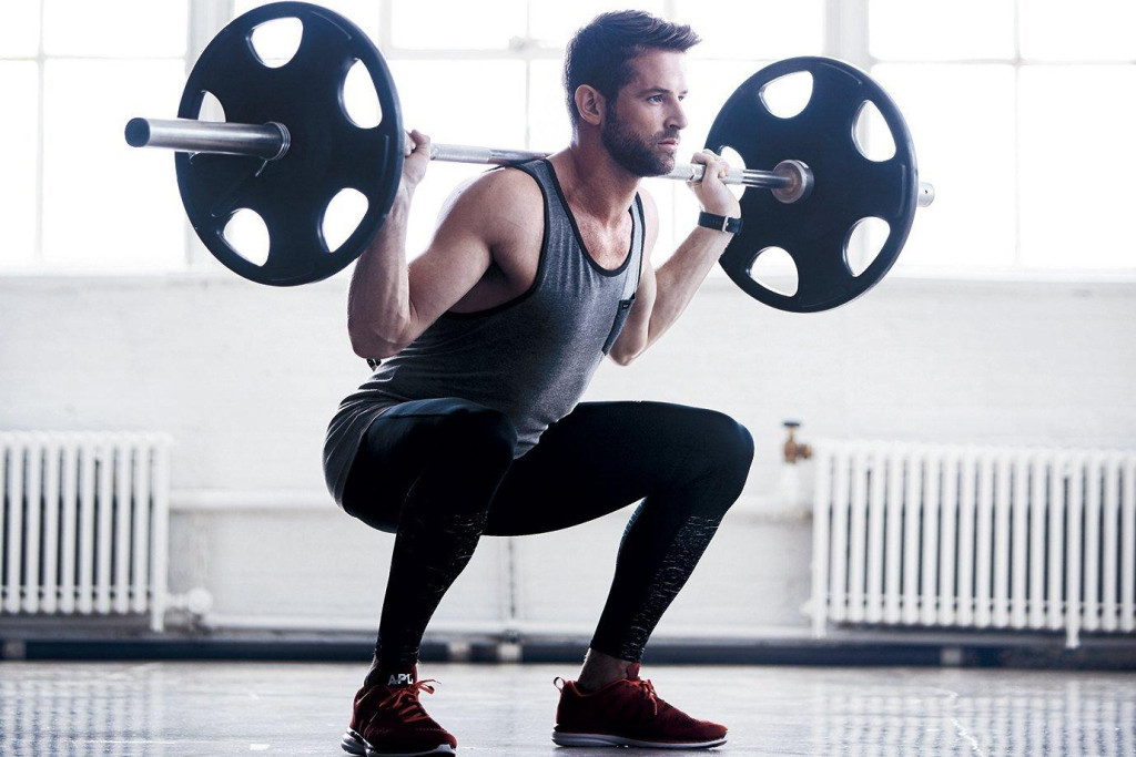 Squat đúng cách và nâng tạ phù hợp để tránh nguy cơ bệnh nặng hơn (Ảnh: Sưu tầm)