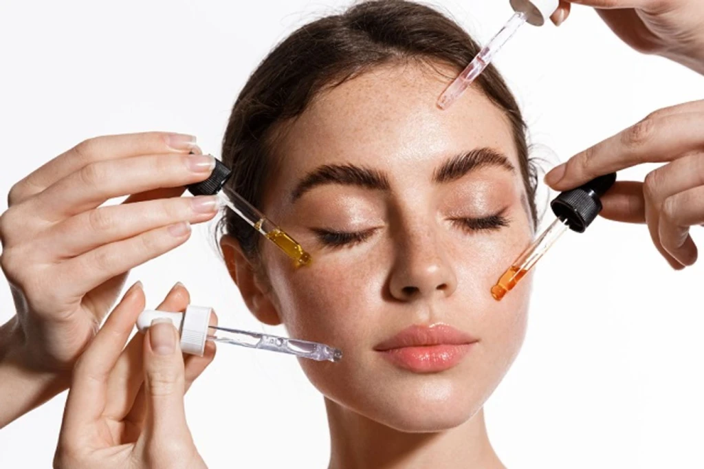 Sử dụng serum vitamin C đúng cách kết hợp kem chống nắng giúp bảo vệ da hiệu quả dưới ánh nắng (Ảnh: Sưu tầm)