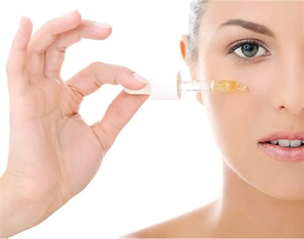 Thoa vitamin C vào buổi sáng đúng quy trình giúp tăng khả năng chống oxy hóa và hạn chế tổn thương da do tia UV (Ảnh: Sưu tầm)