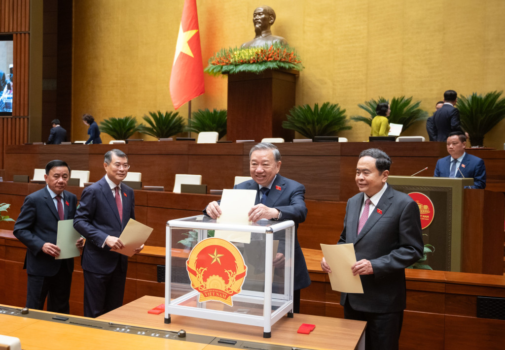 Tổng Bí thư Tô Lâm bỏ phiếu bầu Phó Thủ tướng, Bộ trưởng và thành viên khác của Chính phủ (Ảnh. Phạm Thắng)