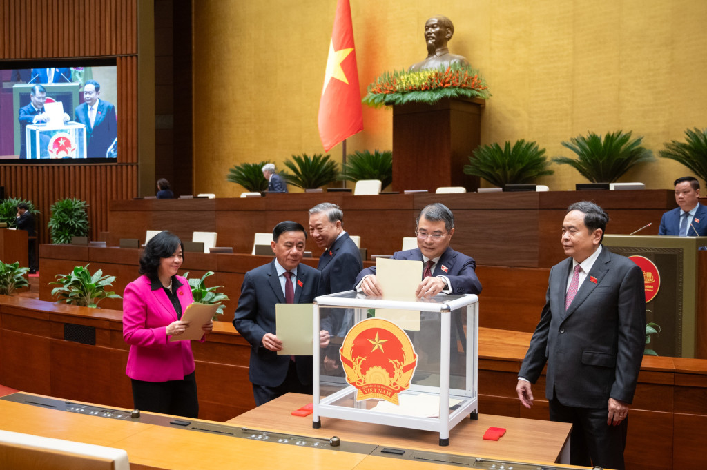 Thủ tướng Chính phủ Lê Minh Hưng bỏ phiếu bầu Phó Thủ tướng, Bộ trưởng và thành viên khác của Chính phủ (Ảnh. Phạm Thắng)