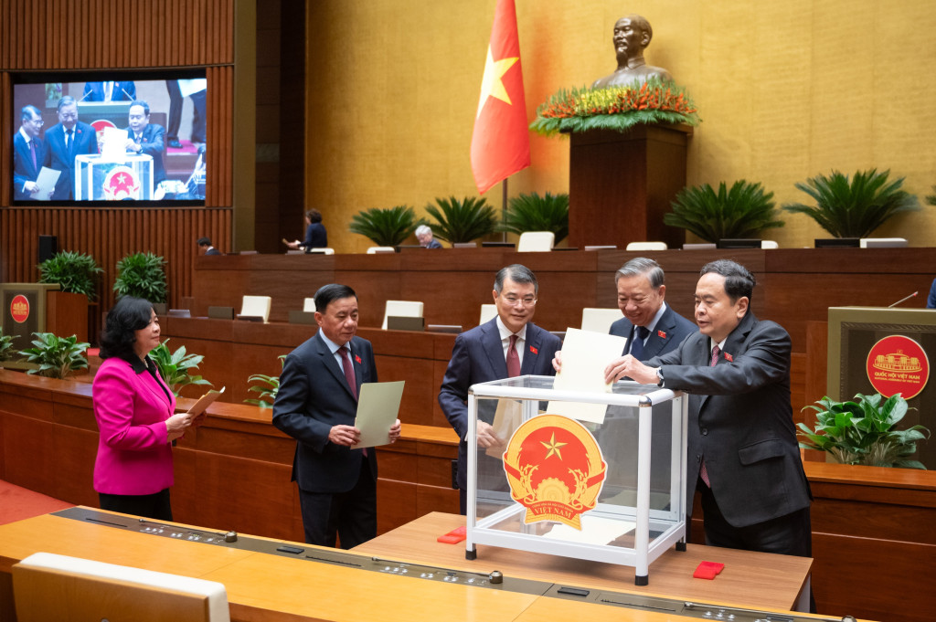 Chủ tịch Quốc hội Trần Thanh Mẫn bỏ phiếu bầu Phó Thủ tướng, Bộ trưởng và thành viên khác của Chính phủ (Ảnh. Phạm Thắng)