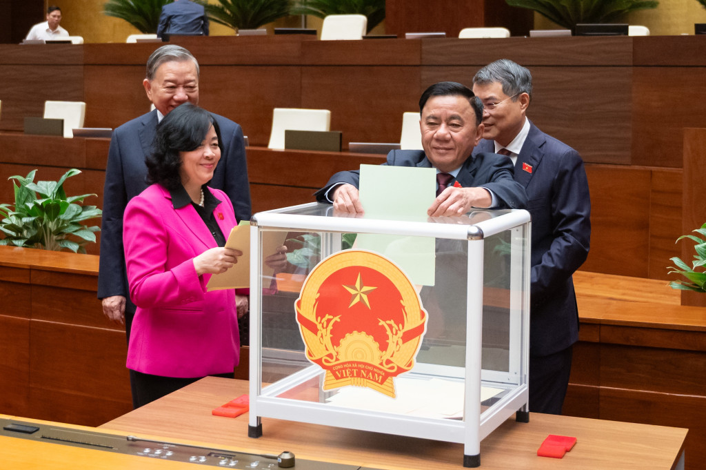 Thường trực Ban Bí thư Trần Cẩm Tú bỏ phiếu bầu Phó Thủ tướng, Bộ trưởng và thành viên khác của Chính phủ (Ảnh. Phạm Thắng)