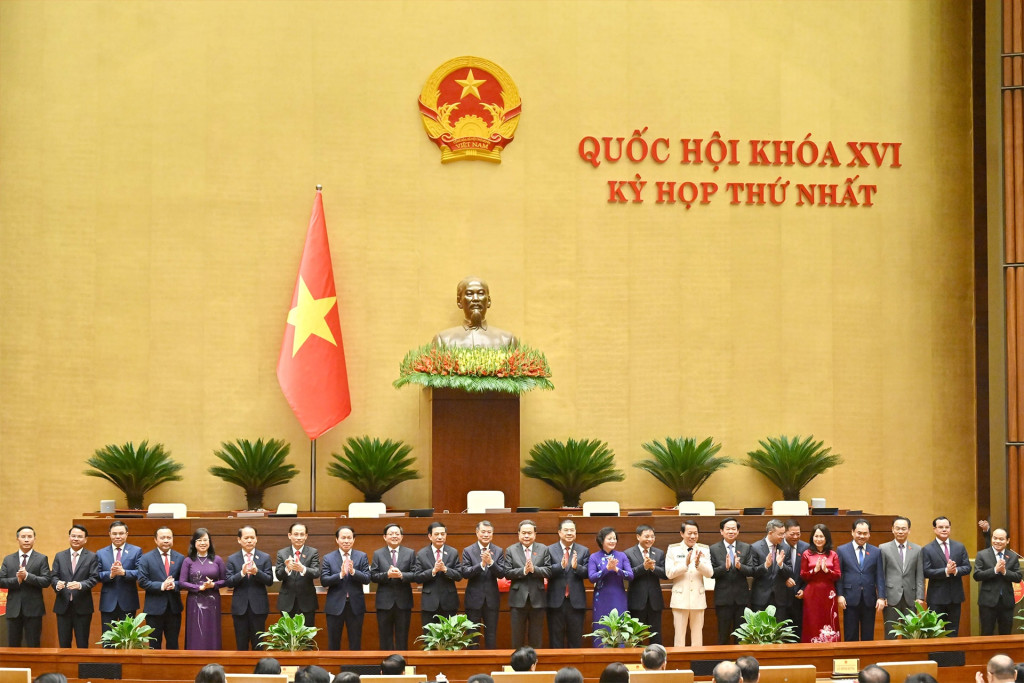 Chủ tịch Quốc hội Trần Thanh Mẫn chúc mừng Thủ tướng, Phó Thủ tướng Chính phủ, Bộ trưởng và thành viên khác của Chính phủ nhiệm kỳ 2026 - 2031 (Ảnh: Quang Khánh)