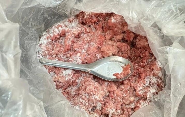 Mẫu thịt lợn lưu tại trường (Ảnh: TL)
