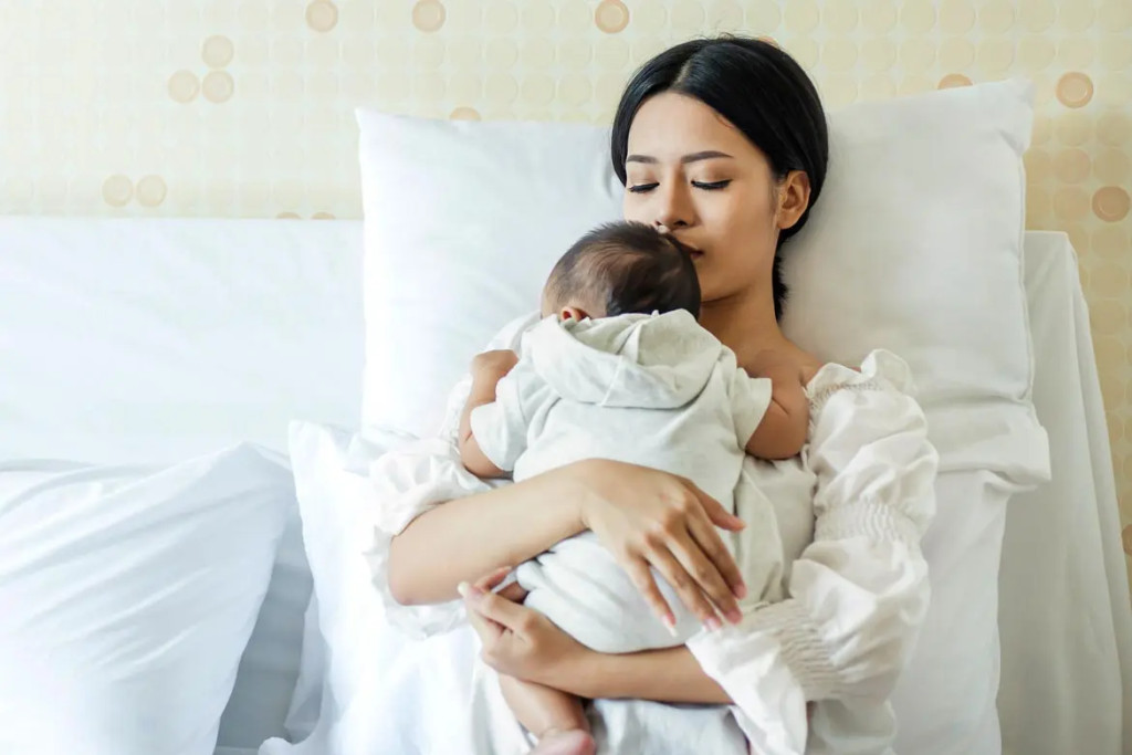 Mẹ và bé nên ở trong không gian thoáng mát (Ảnh: Sưu tầm)