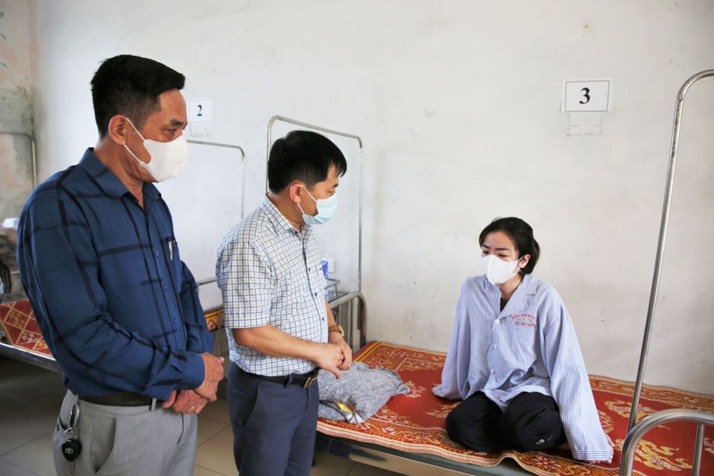 Thạc sỹ Nguyễn Chí Thanh, Giám đốc CDC Hà Tĩnh kiểm tra sức khỏe bệnh nhân đang điều trị tại Bệnh viện Đa khoa thị xã Kỳ Anh