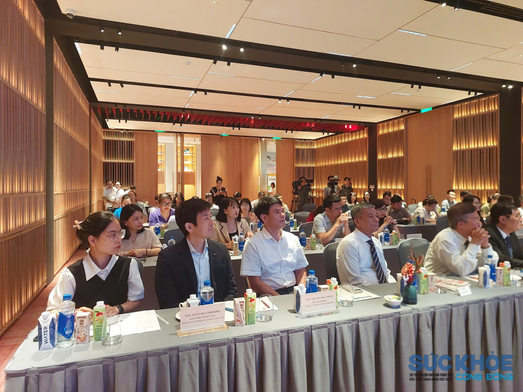 Các đại biểu, phóng viên cơ quan thông tấn, báo chí tham dự 