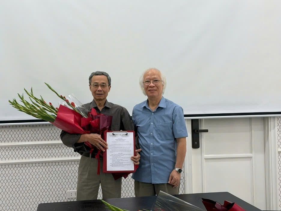 Ông Dương Đình Giám, Chủ tịch Hội trao quyết định cho ông Lê Kim Tú giữ chức Ủy viên Ban Thường vụ Hội (Ảnh: NTD)