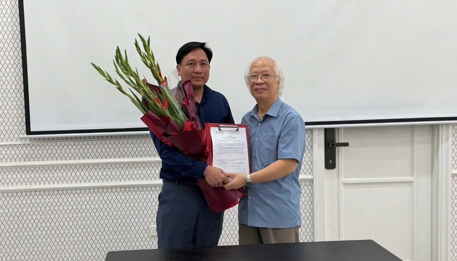 Ông Dương Đình Giám, Chủ tịch Hội trao quyết định cho ông Lê Quang Đặng – Chánh Văn phòng kiêm Phó ban Hội viên tham gia Ban Chấp hành Hội (Ảnh: NTD)