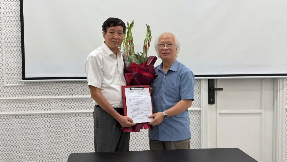 Ông Dương Đình Giám, Chủ tịch Hội trao quyết định cho ông Nguyễn Anh Dũng 
– Trưởng ban Truyền thông tham gia Ban Chấp hành Hội (Ảnh: NTD)