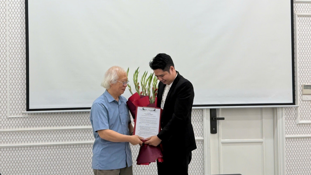 Ông Dương Đình Giám, Chủ tịch Hội trao quyết định cho ông Phạm Thanh Bình – Phó ban Truyền thông tham gia Ban Chấp hành Hội.jpg