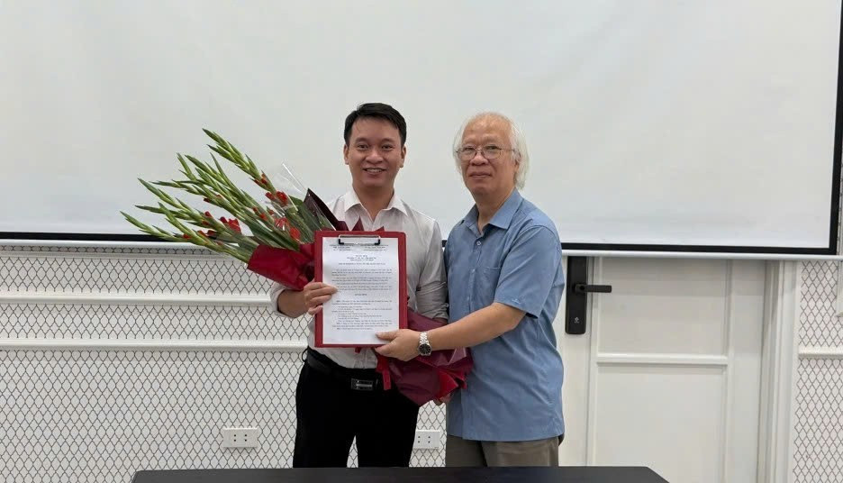 Ông Dương Đình Giám, Chủ tịch Hội trao quyết định cho ông Vũ Anh 
– Trưởng ban Thương mại điện tử tham gia Ban Chấp hành Hội (Ảnh: NTD)