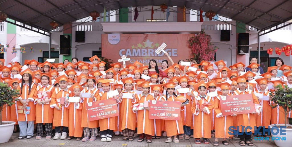 Trao thưởng cho các em học sinh trường TH Hùng Lô (ảnh: TL)