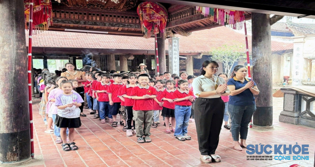 Học sinh dâng hương tại đình Hùng Lô vào các ngày mùng 1 và 15 hằng tháng (ảnh: TL)