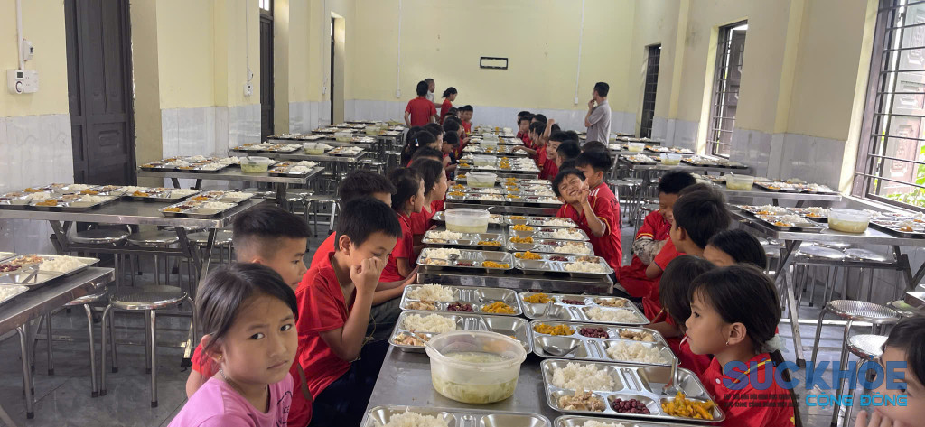 Học sinh Trường PTDTBT TH&THCS Đồng Tiến ăn bán trú tại trường (ảnh:ĐT)