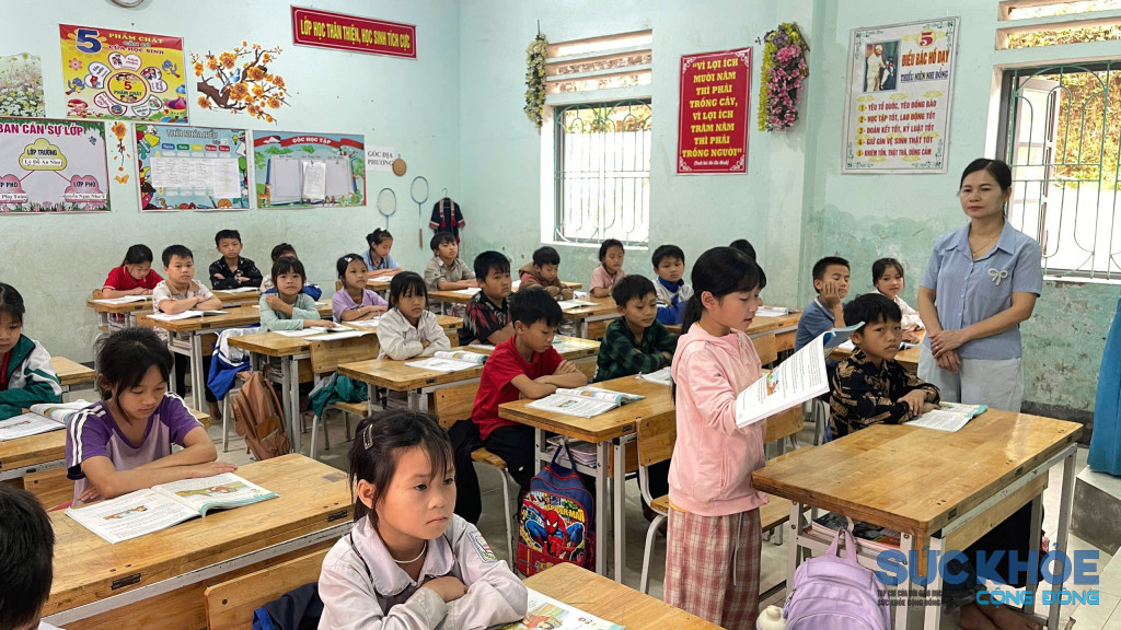 Giờ học của cô và trò trường PTDTBT TH&THCS Xuân Minh (ảnh: ĐT)