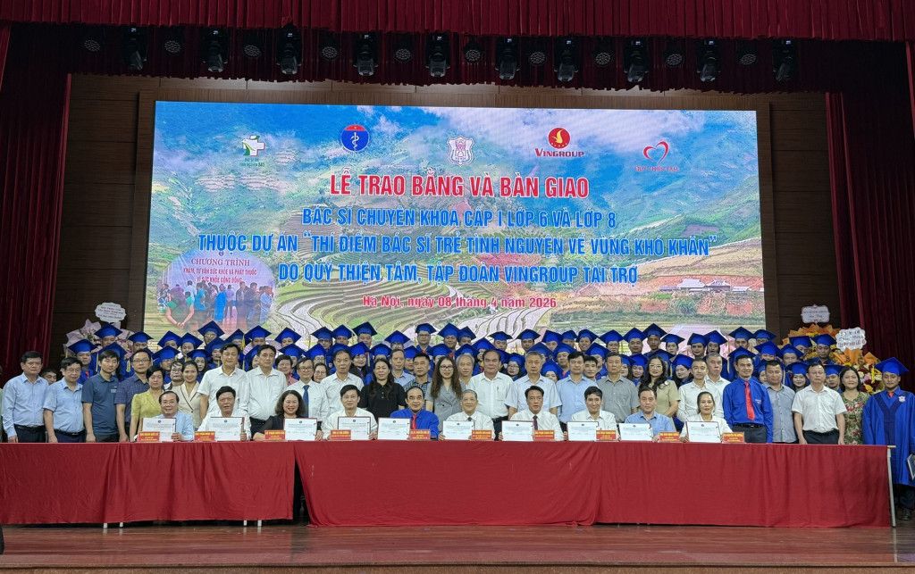 Lễ trao bằng và bàn giao bác sĩ chuyên khoa cấp I thuộc Dự án 585 diễn ra ngày 8/4 tại trường Đại học Y Hà Nội (Ảnh: VGP/HM)