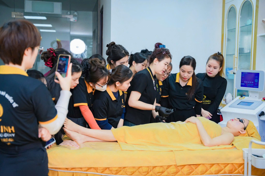 Không chỉ dạy kỹ thuật, Ms. Phạm Hạnh còn đồng hành cùng học viên trong hành trình phát triển nghề nghiệp và khởi nghiệp spa (Ảnh: TL)