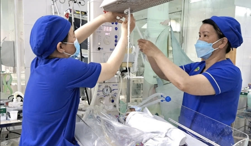 Điều trị cho trẻ sơ sinh tại bệnh viện nhi ở TP. Hồ Chí Minh . (Ảnh: Bệnh viện cung cấp)