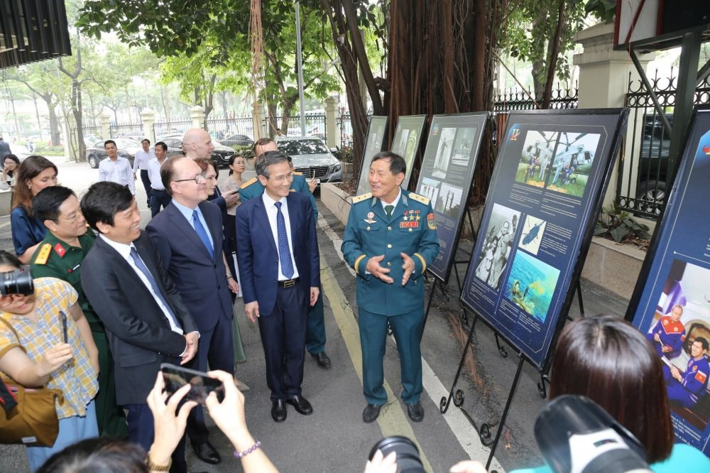Các đại biểu tham quan 
