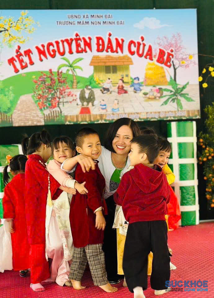 Cô Hiệu Trưởng cùng các em học sinh thân yêu (ảnh: TL)