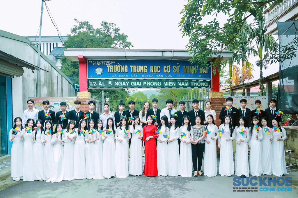 Cô và trò Trường THCS Minh Đài chụp ảnh lưu niệm học sinh lớp 9 sắp ra trường (ảnh: TL)