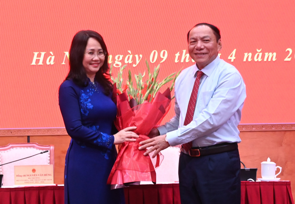 Nguyên Bộ trưởng Nguyễn Văn Hùng tặng hoa chúc mừng Bộ trưởng Lâm Thị Phương Thanh (Ảnh: TITC)