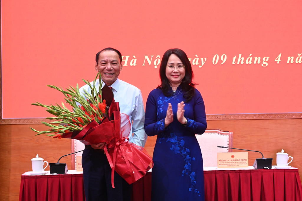 Bộ trưởng Lâm Thị Phương Thanh tặng hoa chúc mừng nguyên Bộ trưởng Nguyễn Văn Hùng (Ảnh: TITC)