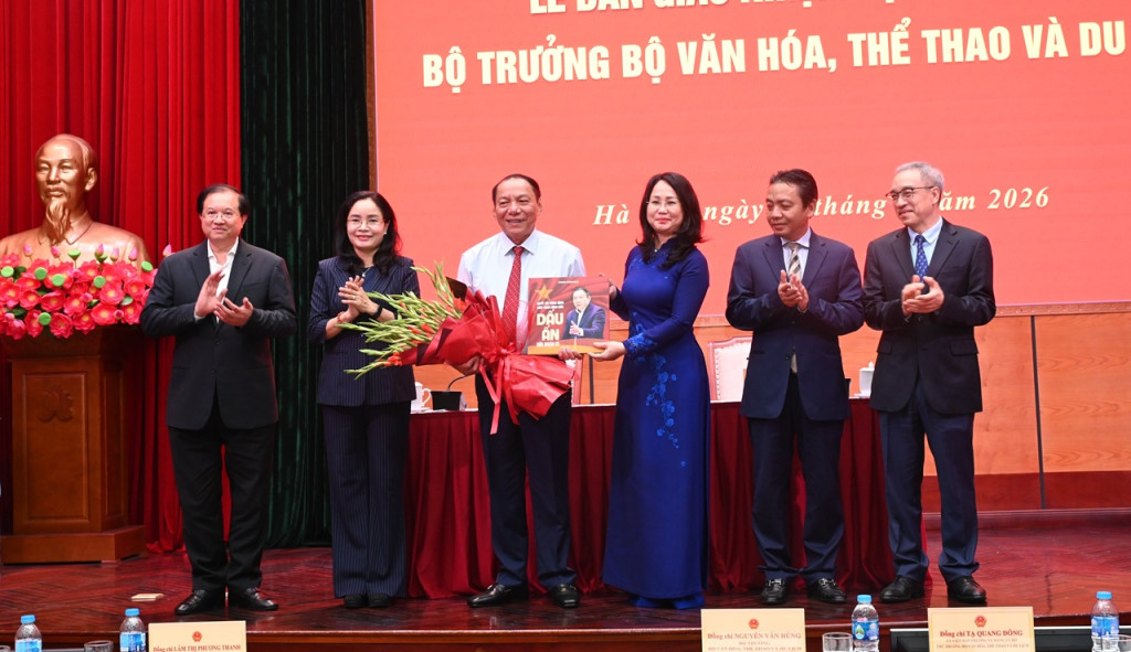Bộ trưởng Lâm Thị Phương Thanh cùng tập thể lãnh đạo Bộ chúc mừng nguyên Bộ trưởng Nguyễn Văn Hùng (Ảnh: TITC)