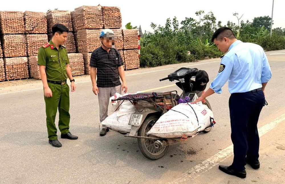 Trong quá trình ông L.V.H chở 210kg lòng lợn có dấu hiệu phân hủy, bốc mùi mang đi tiêu thụ thì bị Tổ tuần tra phát hiện (Ảnh: CACC)