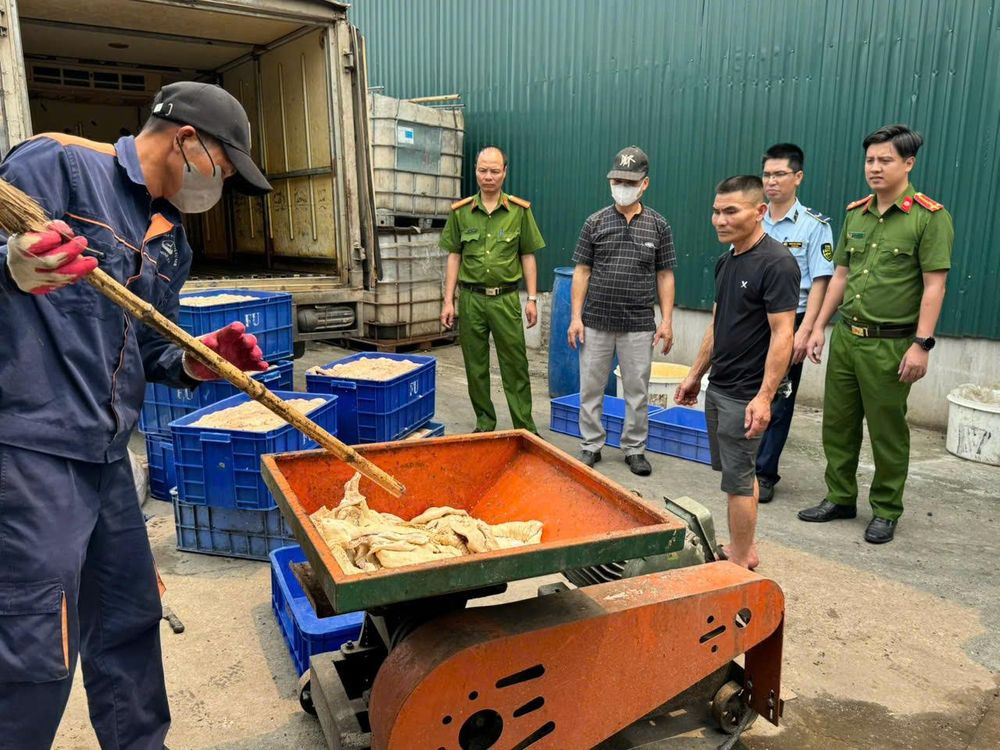Lực lượng chức năng tiến hành tiêu hủy toàn bộ số lòng lợn có dấu hiệu phân hủy, bốc mùi, không đảm bảo điều kiện vệ sinh thú y và an toàn thực phẩm (Ảnh: TL)