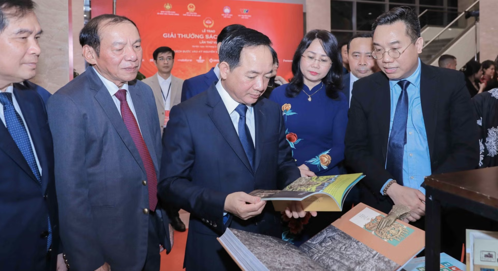 Trưởng Ban Tuyên giáo và Dân vận Trung ương Trịnh Văn Quyết cùng các đại biểu tham quan khu trưng bày sách đoạt giải. (Ảnh: Phan Phương/TTXVN)