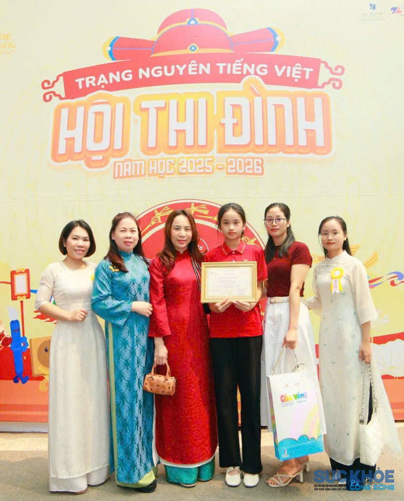 Cô trò và gia đình em Đặng Vũ Quyên nhận giải Nhất Trang Nguyên tiếng Việt Năm 2026 (ảnh: ĐT)