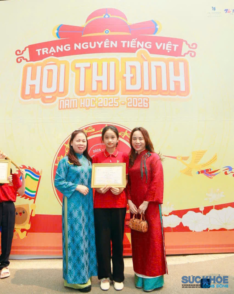 Ban giám hiệu và Đẵng Vũ Quyên tại buổi lễ nhận giải (ảnh: ĐT)